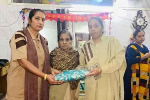 पावन अवतार माह मनाकर, वितरित कि गर्म शॉल