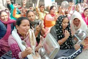 एनएचएम कर्मियों ने खाली बर्तन खड़काकर प्रदेश सरकार को जगाने की कोशिश