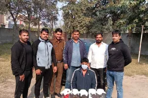 रोहतक में भारी मात्रा में अवैध हथियारों सहित कार युवक गिरफ्तार