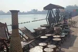 दर्शकों को लुभा रहे लकड़ी पर उभरे कला के ये रंग
