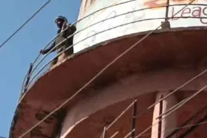 लापता पुत्री की बरामदगी की मांग को लेकर पिता पानी की टंकी पर चढ़ा, बाद में उतारा गया