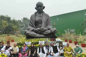 निलंबित सांसद कार्रवाई के विराध में संसद परिसर में धरने पर बैठे