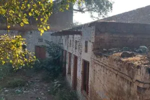 नशेड़ियों का अड्डा बना ऐलनाबाद का पुराना खंडर बीडीपीओ ऑफिस