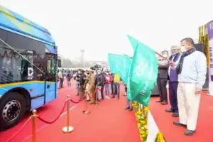 केजरीवाल ने दिल्ली की पहली इलेक्ट्रिक बस को हरी झंडी दिखा किया रवाना