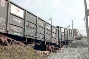 मथुरा में मालगाड़ी बेपटरी,दिल्ली मथुरा रेलमार्ग बाधित