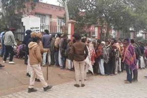 किसान बोले, दो माह से खाद के लिए थाने व दुकानों के बाहर लाइन में लगे