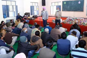 खिलौने-खाद्य सामग्री की किट पाकर खिले मासूम व मायूस चेहरे