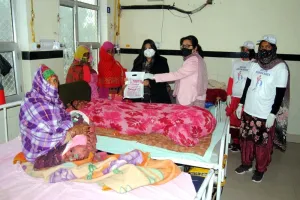 यूथ वीरांगनाओं ने अस्पताल में मरीजों को बांटी कोरोना रोधी किटें