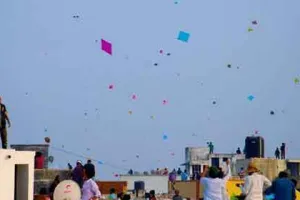 दिनभर ठिठुरन के बीच आसमां में उड़ी पतंगें