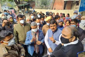 विधायक बलराज कुंडू और बीबी बतरा ने अभिभावकों के साथ घेरा लघु सचिवालय