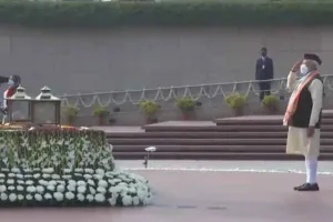 मोदी ने राष्ट्रीय युद्ध स्मारक पर शहीद सैनिकों को दी श्रद्धांजलि