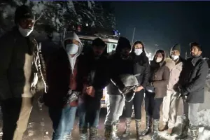 बर्फबारी में फंसे पश्चिम बंगाल के छह पर्यटकों को बचाया