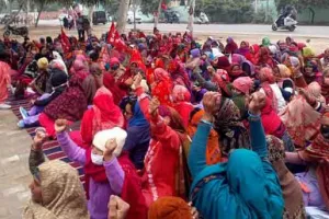हड़ताली आंगनवाड़ी कर्मियों के समर्थन उतरा सर्व कर्मचारी संघ