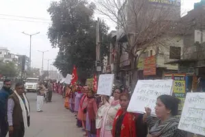 आंगनबाड़ी वर्कर्स ने मानव शृंखला बनाकर की सरकार के खिलाफ नारे