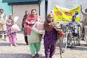 साध-संगत द्वारा बनाये गये फूड बैंक परोस रहे बेसहारा को खाना