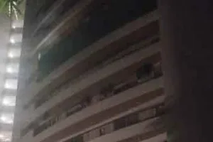 हाई राइज बिल्डिंग के मलबे से 18 घंटे बाद जिंदा निकाला युवक