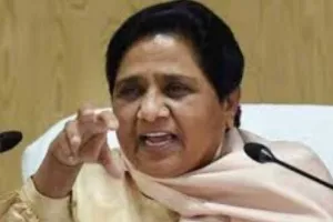 उन्नाव में दलित युवती की हत्या के मामले में मायावती ने सपा पर साधा निशाना