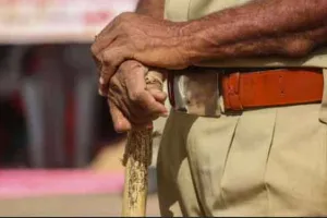 शराब के लिए छापामारी करने गई पुलिस पर गर्भवती महिला को पीटने का आरोप
