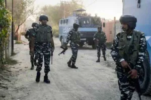 कश्मीर में आतंकवादी हमला, एक पुलिसकर्मी शहीद, तीन घायल