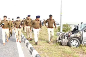 तेज रफ्तार ट्रक ने खड़ी पिकअप को मारी टक्कर, एक की मौत, 3 घायल