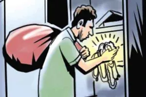 अज्ञात चोरों ने सेंधमारी कर लाखों के बर्तन चुराए, कैमरे में कैद हुई वारदात