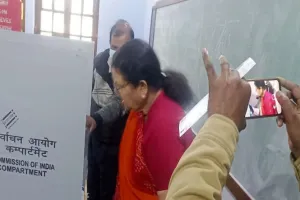 कानपुर की मेयर पर मतदान की गोपनीयता भंग करने का आरोप, मुकदमा दर्ज