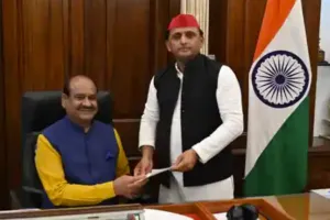 सपा सांसद अखिलेश यादव और आजम खान ने लोकसभा की सदस्यता से दिया इस्तीफा