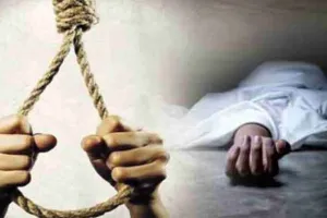 युवक की संदिग्ध मौत के बाद महिला ने फंदा लगाकर की आत्महत्या