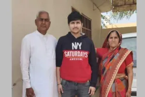 यूक्रेन से लौटे पौते को देखकर दादा-दादी को देख मितेंद्र सोनी रोक नहीं पाया खुशी के आंसू