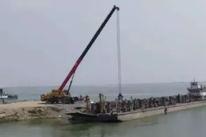 झारखंड-बिहार के बीच गंगा नदी में हादसा, स्टाफ के साथ नदी में गिरे स्टोन से भरे 5 ट्रक, 10 लापता