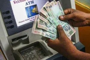 बैंक अधिकारी बताकर बदला एटीएम, निकाले 68 हजार