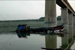 हमीरपुर में भिड़ंत के बाद ट्रक नदी में गिरा,दो मरे