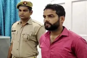 ‘बुलडोजर’ और ‘एनकाउंटर’ के डर से 50 हजार के इनामी बदमाश ने किया आत्मसमर्पण