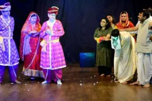 अमीरी-गरीबी के फर्क को दिखाता है नाटक गधे की बारात