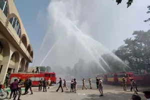 गुरुग्राम में दिखा दमकल कर्मियों का साहस, फायर ड्रिल का किया प्रदर्शन