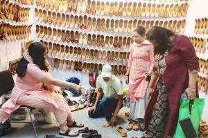 सरस मेले में भिवानी की जूतियों की मुरीद हो रही महिलाएं