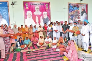 साध-संगत ने पक्षियों के लिए बांटे 29 सकोरे