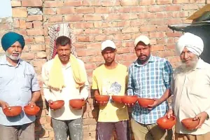 साध-संगत ने पक्षियों के लिए सार्वजनिक स्थानों पर रखे 29 कटोरे