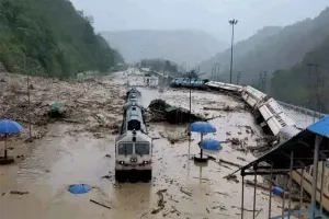 असम में भीषण बाढ़, दो लाख से अधिक लोग प्रभावित