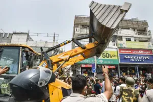 कार्रवाई: दिल्ली में दौड़ा ‘बुलडोजर’, हटेगा एक-एक अतिक्रमण, मंगोलपुरी में भारी पुलिस तैनात
