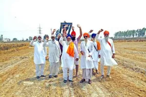 किसान के खेत में बिजली के पोल लगाने का किसानों ने किया विरोध