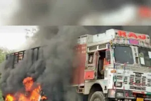 टायरों से भरे ट्रक में लगी आग, बाद में पाया गया काबू