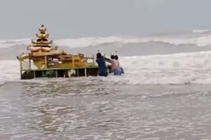 हिंद महासागर में अचानक ‘प्रकट’ हुआ सोने का रथ, देखें वीडियो