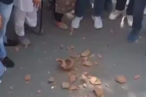 कांग्रेस ने किया मटका फोड़ प्रदर्शन