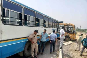 रोड़वेज व स्कूल बस की टक्कर में 13 बच्चे घायल, 3 पीजीआई रैफर