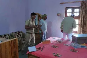 खेतों में बने मकान की खिड़की तोड़कर 24 तोले सोना, 3.50 लाख रुपए के साथ 12 बोर बंदूक चोरी