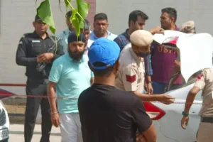 तेजिंदर बग्गा को हरियाणा पुलिस ने दिल्ली पुलिस को सौंपा, पंजाब पुलिस पहुंची हाईकोर्ट