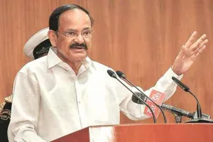वेंकैया नायडू ने हरियाणा राजभवन परिसर में लगाया पीपल का पौधा