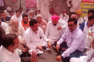 पेयजल किल्लत से परेशान ग्रामीणों शुरु किया अनिश्चितकालीन धरना