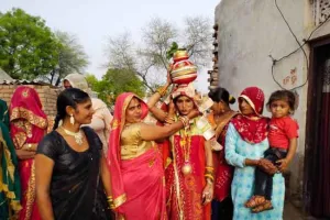 बेटी के जन्म पर किया कुआं पूजन, मनाई खुशी